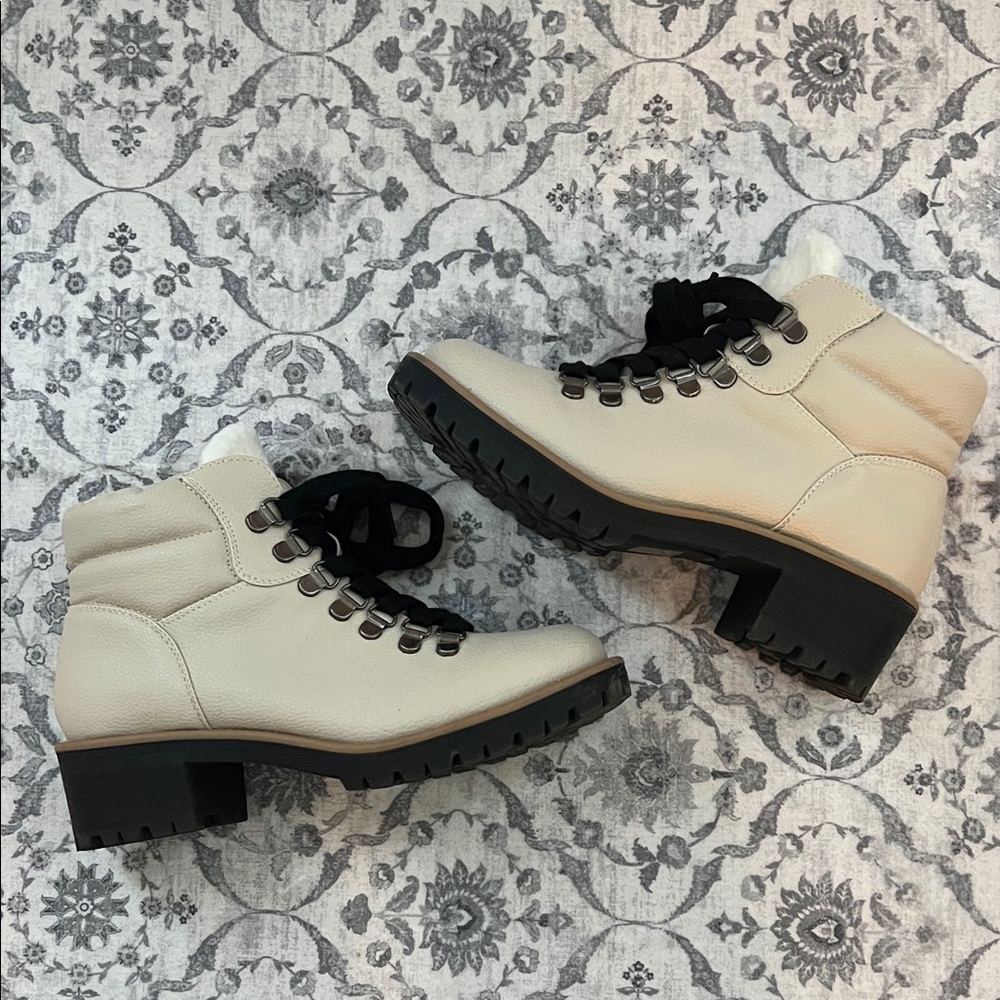 True Craft Cream Ankle Boots, Black Laces, Faux Fur Lining Women’s 7M